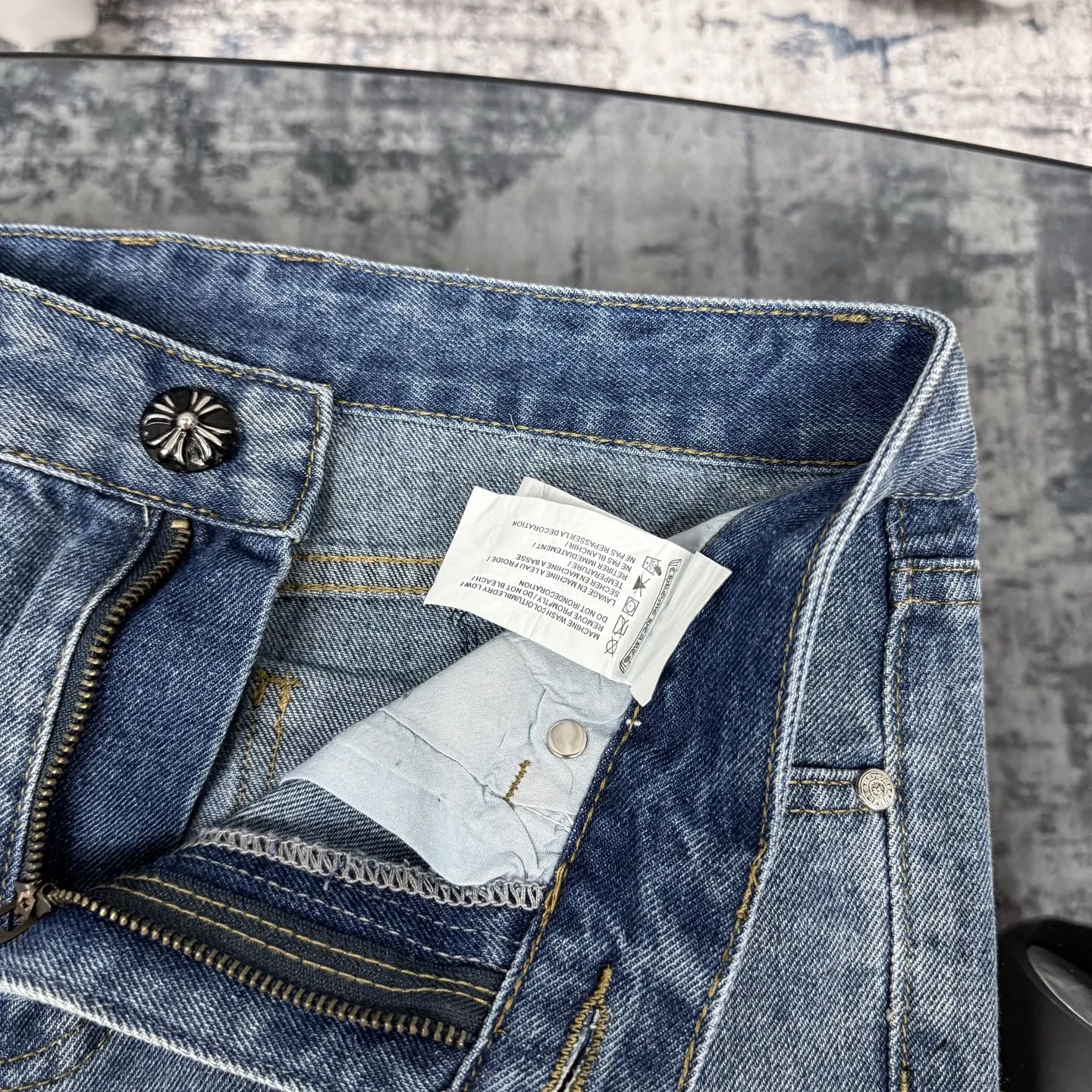 P240 Chrome hearts print stitching black leather classic washed jeans. Really restores the ultimate vintage texture. Three-dimensional version. Loose and comfortable, not picky on the figure. Looks taller and slimmer. Factory precision. Original factory quality control. Same style for men and women. Can be matched with couples. Versatile recommendation. Must-have jeans for all seasons. Fashionistas have been disappointed. From the quality selection of fabrics, the tailoring of details, and the matching of patterns, they are all impeccable! The upper body is so handsome when worn...it can be easily worn by men, women and children! The craftsmanship is made of heavy-duty washed pure cotton denim fabric. After washing, it is soft and thick. It is very stylish when worn on the body. Color: blue Size: 28 30 32 34 36